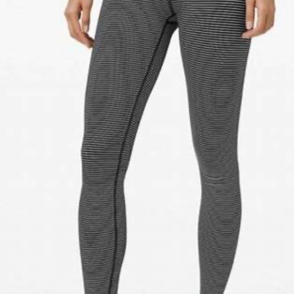 Black and white size 10 Lululemon Wunder Under HR Tight 28”